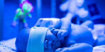 Кампанията „Малки стъпки на големи герои“ осигурява жизненоважни консумативи за недоносените бебета