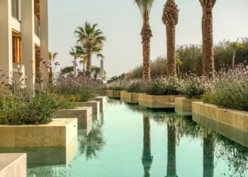 Лого и представителен кадър на хотелската верига Mitsis Group, отличена сред големите победители на Балканските туристически награди 2025 в София.