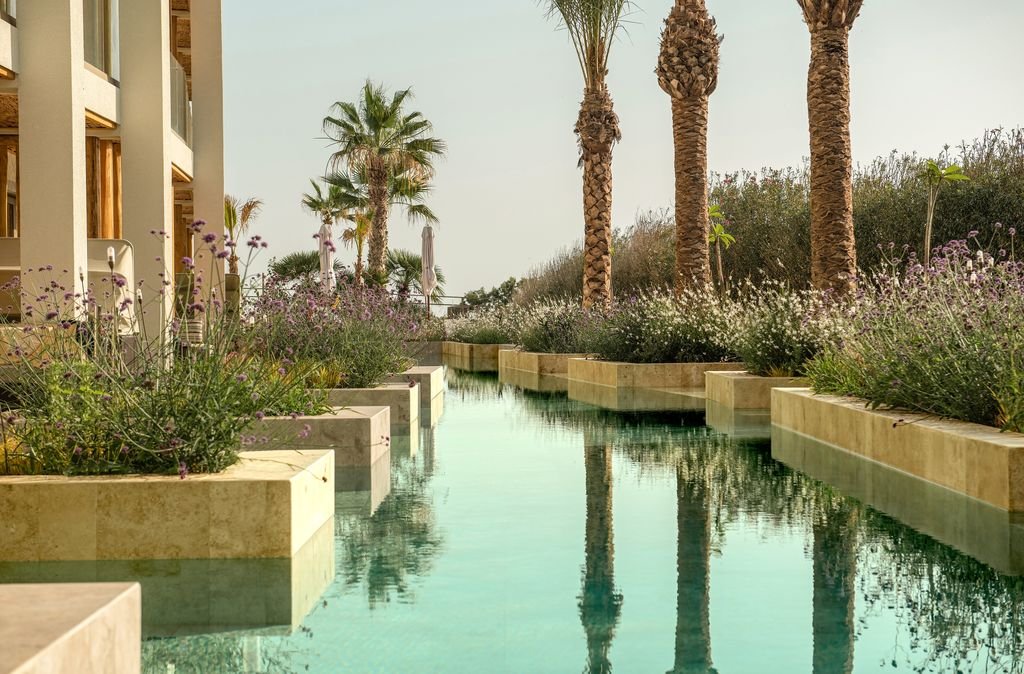 Лого и представителен кадър на хотелската верига Mitsis Group, отличена сред големите победители на Балканските туристически награди 2025 в София.