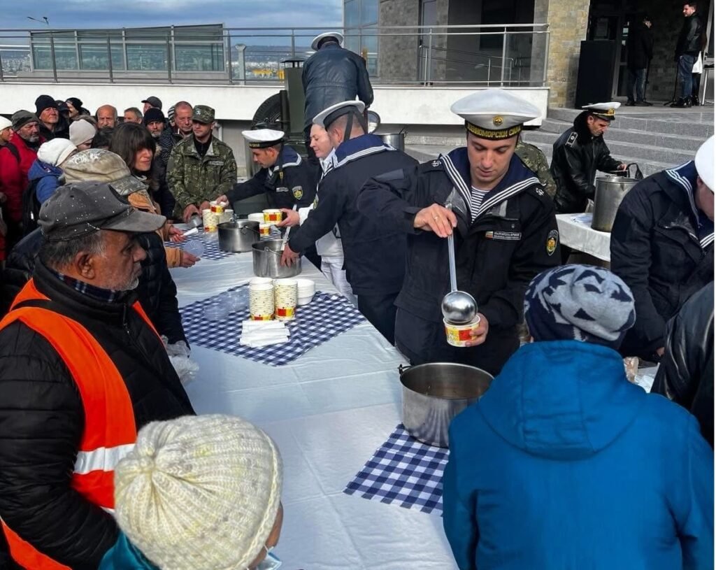 Военни моряци раздават Никулденски курбан на жители и гости на район Аспарухово по време на празничното събитие на пристанище „Карантината“