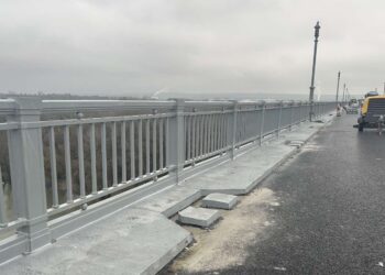 Монтирани са парапетът и стълбовете за осветление в ремонтирания участък от Дунав мост при Русе