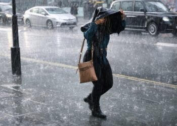 Силен вятър и валежи във Варна: застудяване и опасно море днес