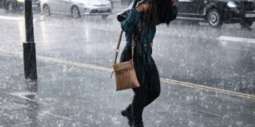 Облачно небе с валежи от дъжд и сняг над България през февруари