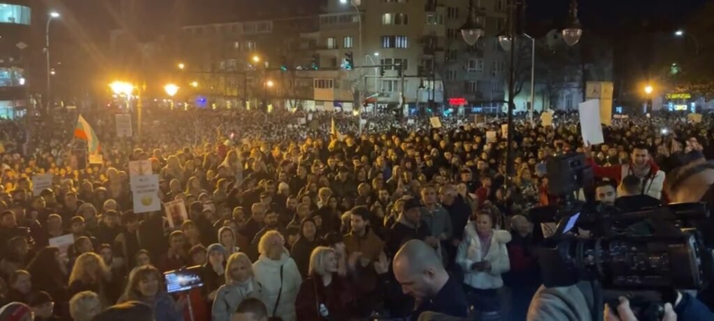 Хиляди варненци на протест срещу проектобюджета 2026 пред Областната администрация