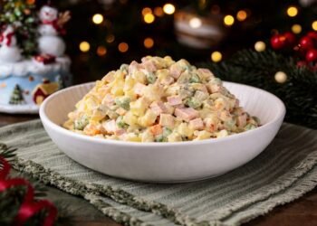 Руска салата, сервирана като традиционно ястие на празнична трапеза