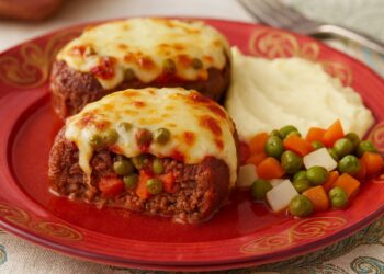 Сандал кюфтета на фурна с картофено пюре, зеленчукова гарнитура и разтопен кашкавал, поднесени в ориенталски стил на червена керамична чиния