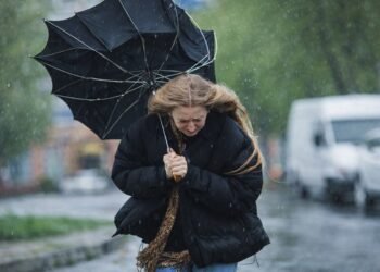 Силен вятър и валежи във Варна: застудяване и опасно море днес