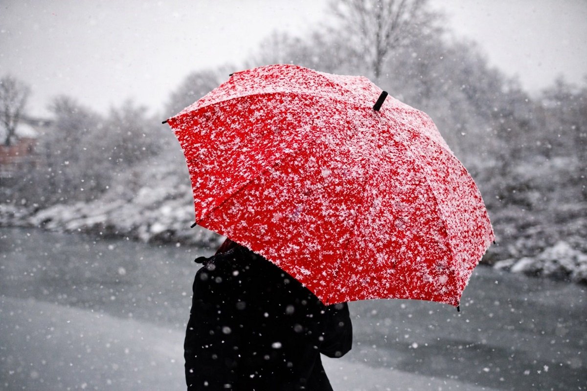 Зимна сцена със сняг и чадър – символ на все по-рядката снежна Коледа във Варна