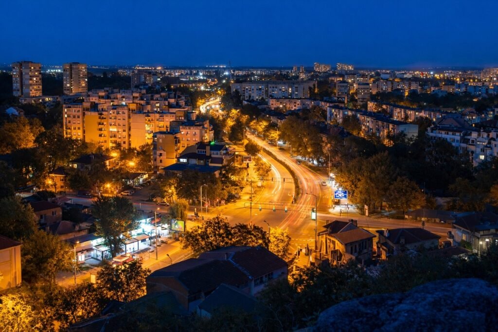 Осветен български град през нощта – пример за нарастващо светлинно замърсяване
