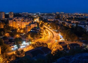 Осветен български град през нощта – пример за нарастващо светлинно замърсяване