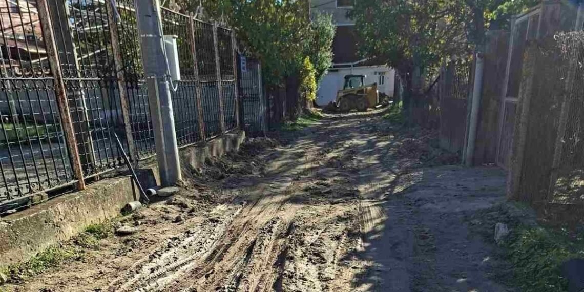 Разкопана улица в местност „Траката“ във Варна, с тежка техника и видими следи от строителни дейности по ВиК проекта.