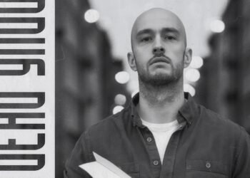 Варненският артист YAVOR TOTEV представи новия си албум „Хартиени улици“