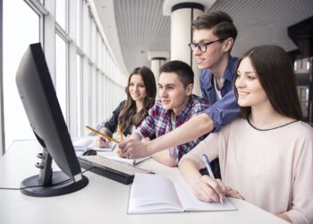 Община Варна търси експерт за Областния информационен център със заплата 1430 евро