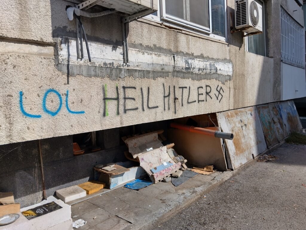 Нацистка свастика и агресивен надпис върху фасада на сграда в жилищен район на Варна