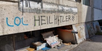 Нацистка свастика и агресивен надпис върху фасада на сграда в жилищен район на Варна