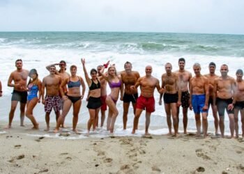 Последователи на клуб “Шотокан” във Варна посрещнаха утрото на новата година с плуване в морето (ВИДЕО)