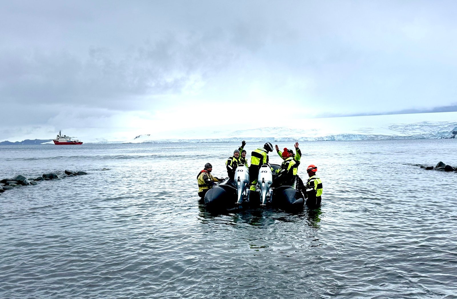 Българската антарктическа база на остров Ливингстън и научни кораби, участващи в експедицията