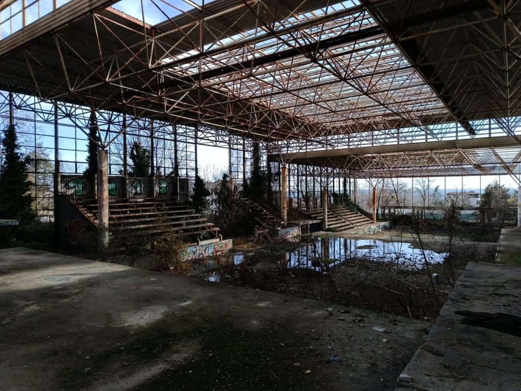 Теренът на тенис комплекс „Бриз“ в Приморски парк Варна – обект на интерес от Община Варна и ВВМУ „Н. Й. Вапцаров“