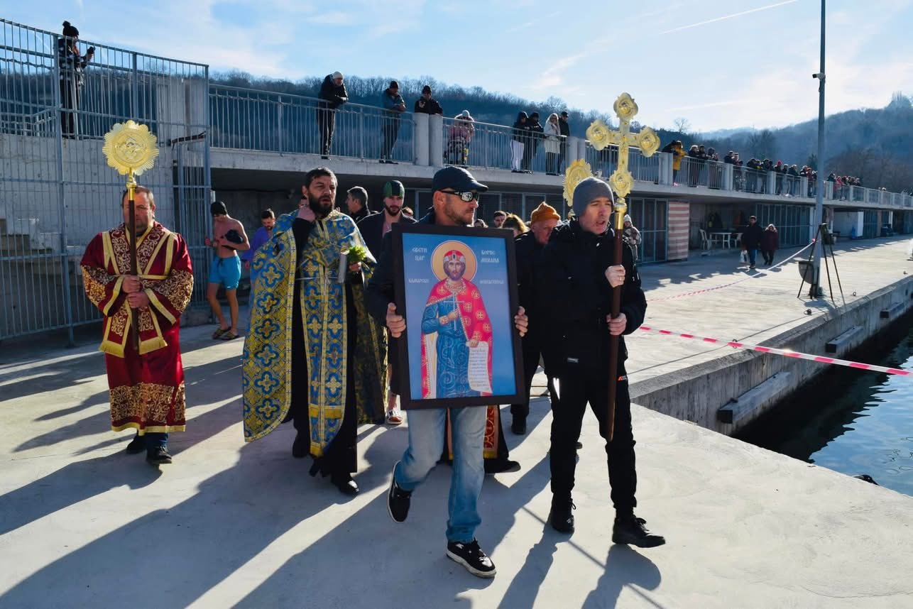 Ритуал по хвърлянето на Христовия кръст в морето на рибарско пристанище „Карантината“ във Варна