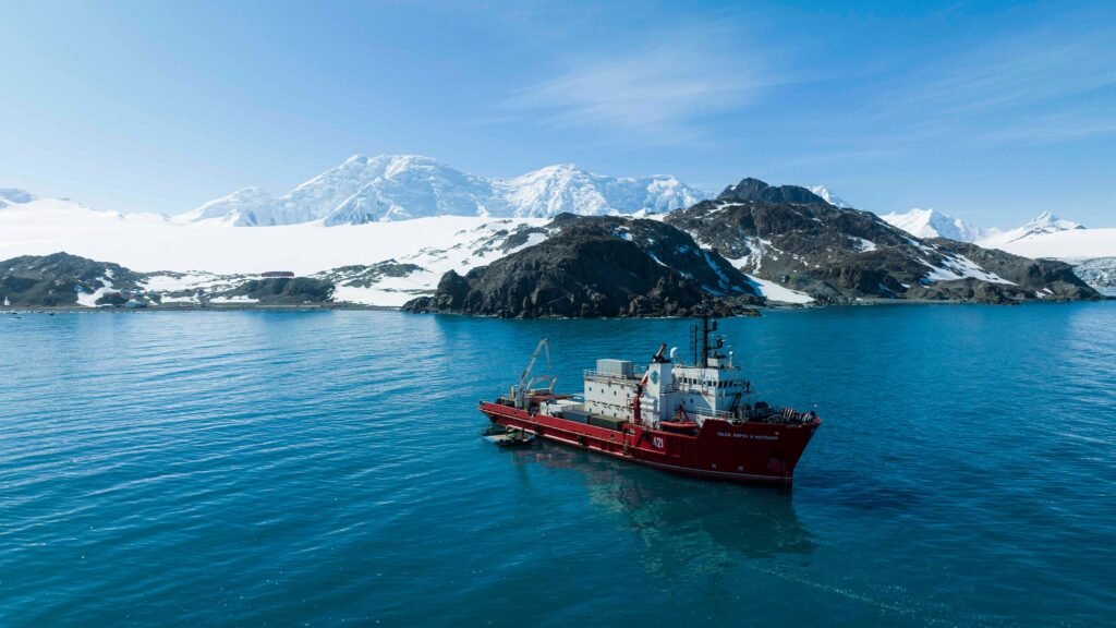 Екипажът на НИК 421 на фона на антарктическия бряг на остров Ливингстън