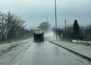 Машини обработват с луга булевард във Варна при зимни условия