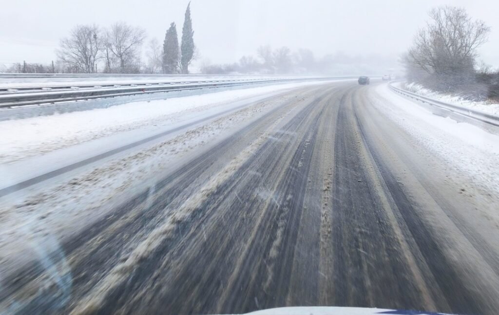 Зимни условия по пътищата в област Варна и ограничения за тежкотоварни автомобили