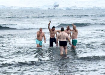 Български полярници по време на ритуала по хвърляне на кръста в ледените води на Южния океан край антарктическата база