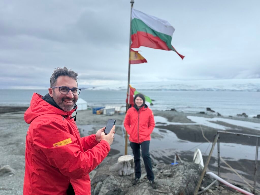 Екипи от база „Хуан Карлос I“ на посещение в българската антарктическа база „Св. Климент Охридски“ на остров Ливингстън.