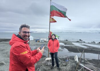 Екипи от база „Хуан Карлос I“ на посещение в българската антарктическа база „Св. Климент Охридски“ на остров Ливингстън.