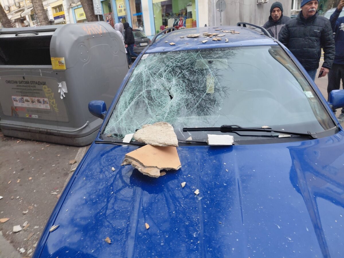 Откъртено парче от балкон на сграда с културна стойност на ул. „Преслав“ във Варна, паднало върху защитна мрежа и ударило паркиран автомобил