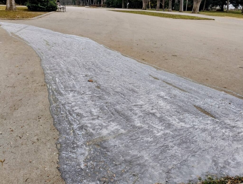 Заледени алеи в Морската градина във Варна при зимни условия.