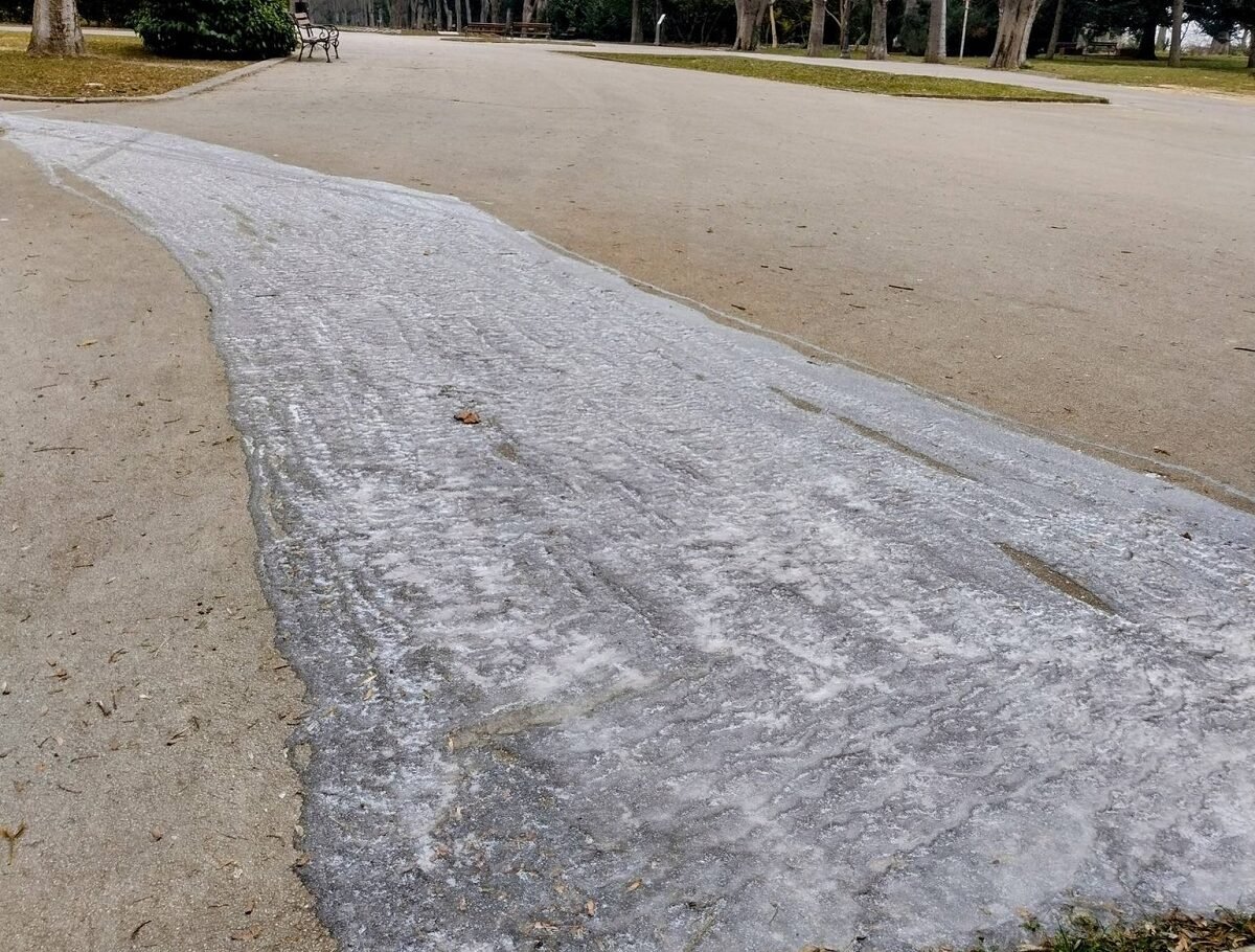 Заледени алеи в Морската градина във Варна при зимни условия.