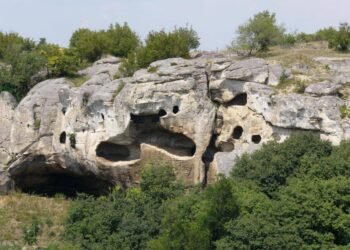 Скален манастир и природни образувания в долината на река Камчия край Дългопол