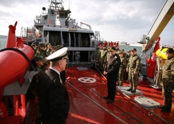 Екипажът на базовия миночистач „Прибой“ по време на военния ритуал по изпращане на кораба за участие в противоминната група MCM BLACK SEA в Черно море.