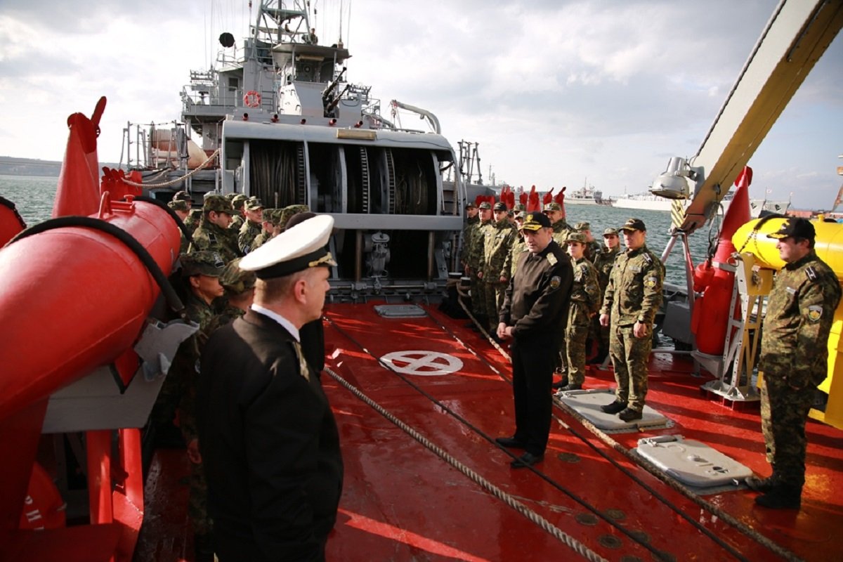 Екипажът на базовия миночистач „Прибой“ по време на военния ритуал по изпращане на кораба за участие в противоминната група MCM BLACK SEA в Черно море.