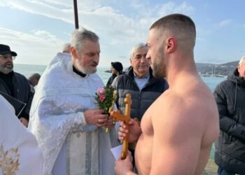 За четвърти път първи в морето: Живко Господинов спаси кръста в Балчик и дари наградата си