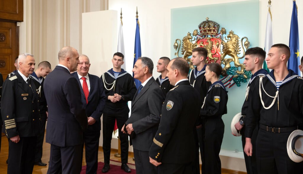 Президентът Румен Радев по време на церемонията по награждаване на военноморски офицери в навечерието на 145 години от ВВМУ „Н. Й. Вапцаров“