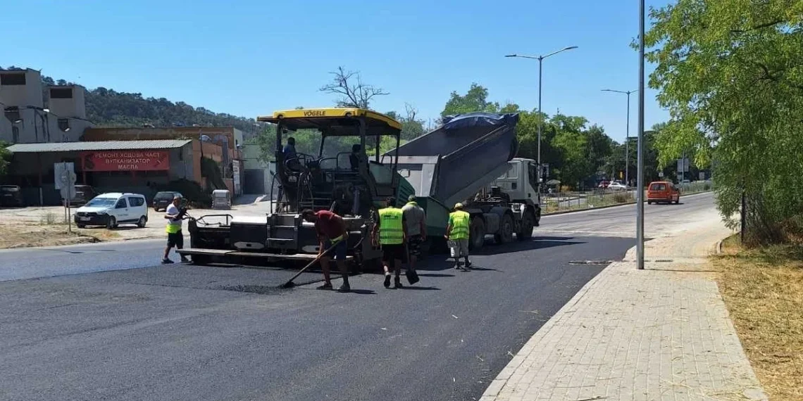 Риск от свличане спря ремонта на пътя “Аспарухово” – “Галата”