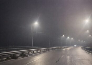 Мъгливо утро на Аспаруховия мост във Варна – празно пътно платно, мокър асфалт и улични лампи с ограничена видимост
