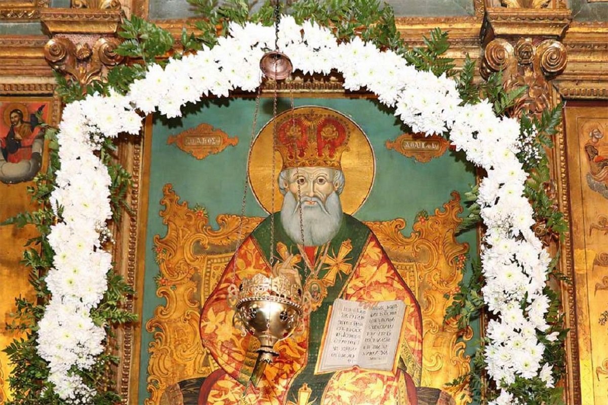 Икона на Свети Атанасий Великий и зимен български пейзаж, символизиращи Атанасовден и поверието за края на зимата