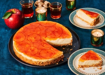 Чийзкейк без печене с ябълки и маскарпоне, декориран със захаросани ябълкови резени
