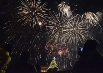 Празнична заря и хиляди хора на площад „Независимост“ във Варна при посрещането на 2026 година