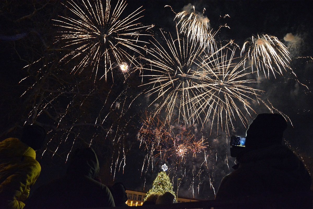 Празнична заря и хиляди хора на площад „Независимост“ във Варна при посрещането на 2026 година