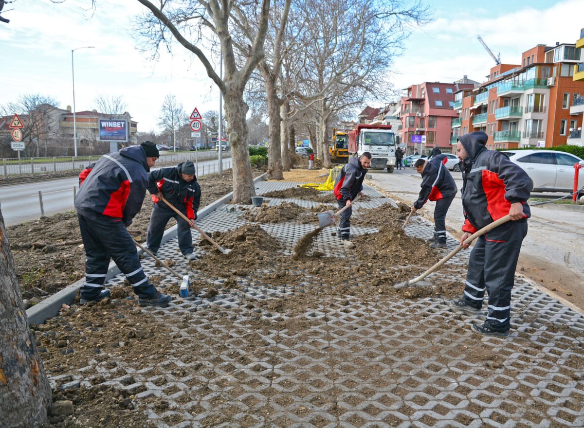 Изграждане на нови паркоместа във Варна – работници полагат настилка по протежение на булевард