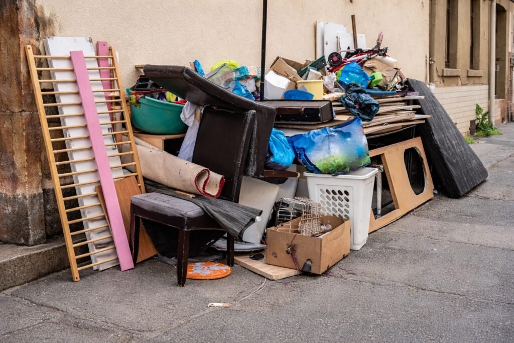 Натрупан едрогабаритен боклук по тротоар в централната част на Варна, район Одесос