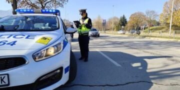 Пътен полицай извършва рутинна проверка на автомобил в Шумен
