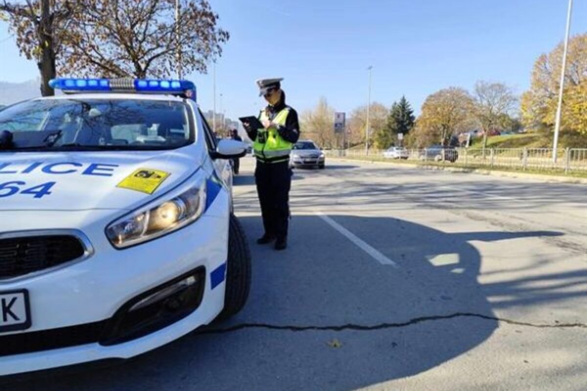 Пътен полицай извършва рутинна проверка на автомобил в Шумен