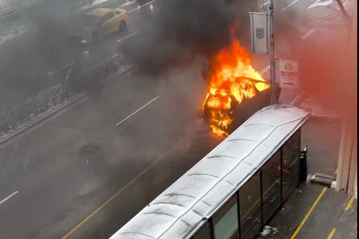 Горящ лек автомобил на бул. „Владислав Варненчик“ в центъра на Варна