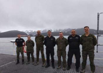 Научноизследователският кораб „Св. св. Кирил и Методий“ по време на логистична операция на испанската антарктическа база „Габриел де Кастиля“