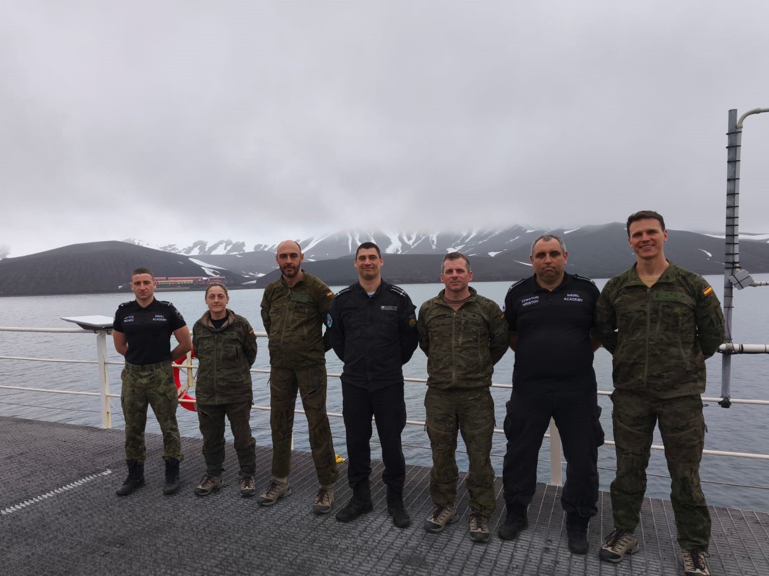 Научноизследователският кораб „Св. св. Кирил и Методий“ по време на логистична операция на испанската антарктическа база „Габриел де Кастиля“